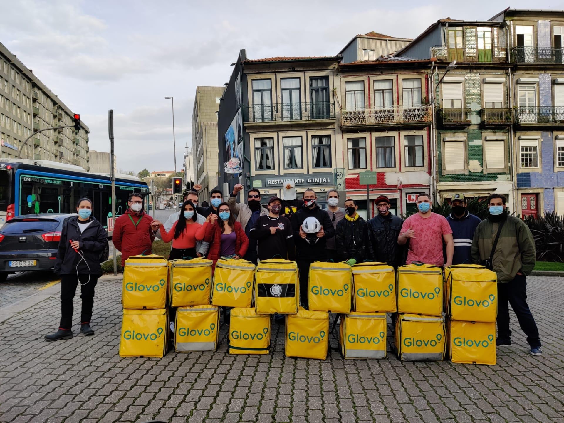 Motoboys brasileiros reunidos para manifestação no Porto