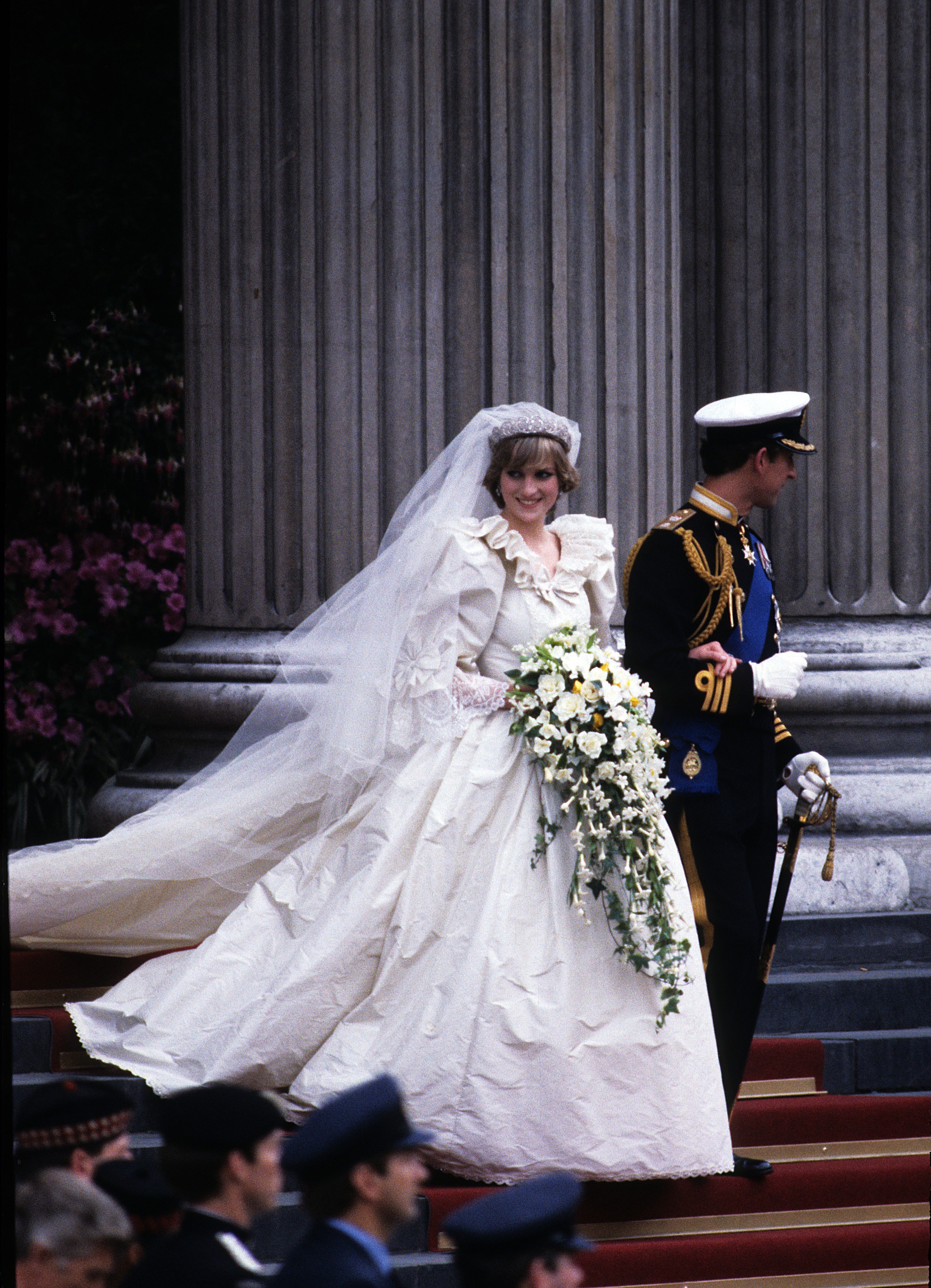 LONDON, ENGLAND - JULY 29: Prince Charles, Prince of Wales and Diana, Princess of Wales, wearing a wedding dress designed by David and Elizabeth Emanuel and the Spencer family Tiara, leave St. Paul's Cathedral following their wedding on July 29, 1981 in L (Foto: Getty Images)