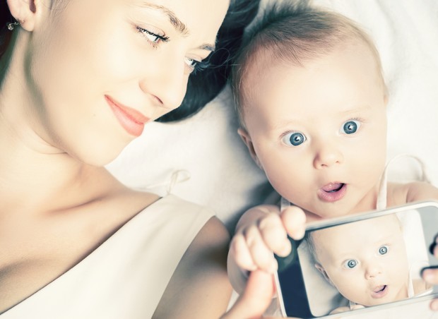 Selfie de mãe e filho (Foto: Thinkstock)