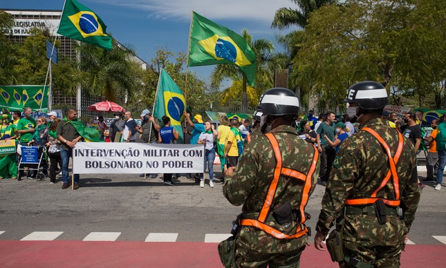 Bolsonaristas protestam por intervenção militar diante do quartel do Comando Sudeste do Exercito no Ibirapuera, em São Paulo, no mês de abril