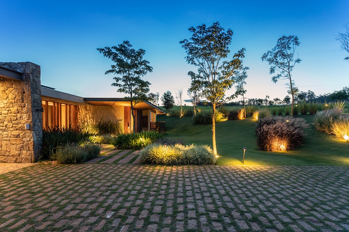 Segundo Catê Poli, a iluminação do jardim fica mais bonita se feita de maneira indireta, com a luz como protagonista e não as luminárias (Foto: Evelyn Muller)