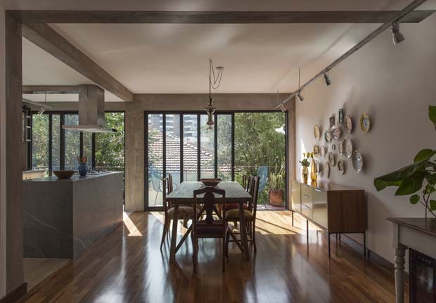 Casa reformada encanta com detalhes em rosa na fachada (Foto: Maíra Acayaba/Divulgação)