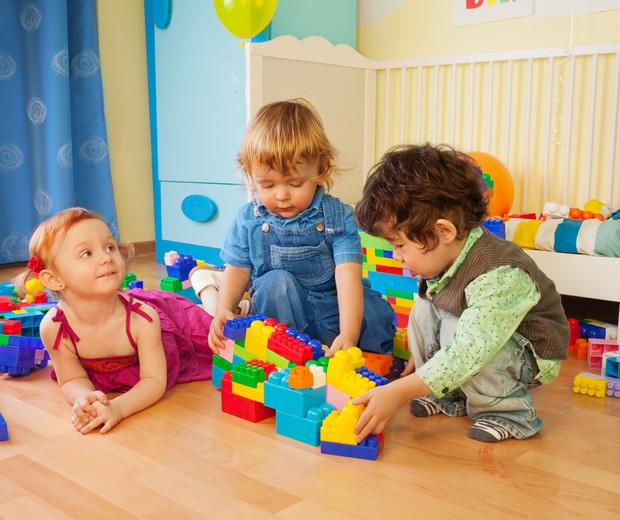 brincadeira; escola; amigos; criança (Foto: Shutterstock)