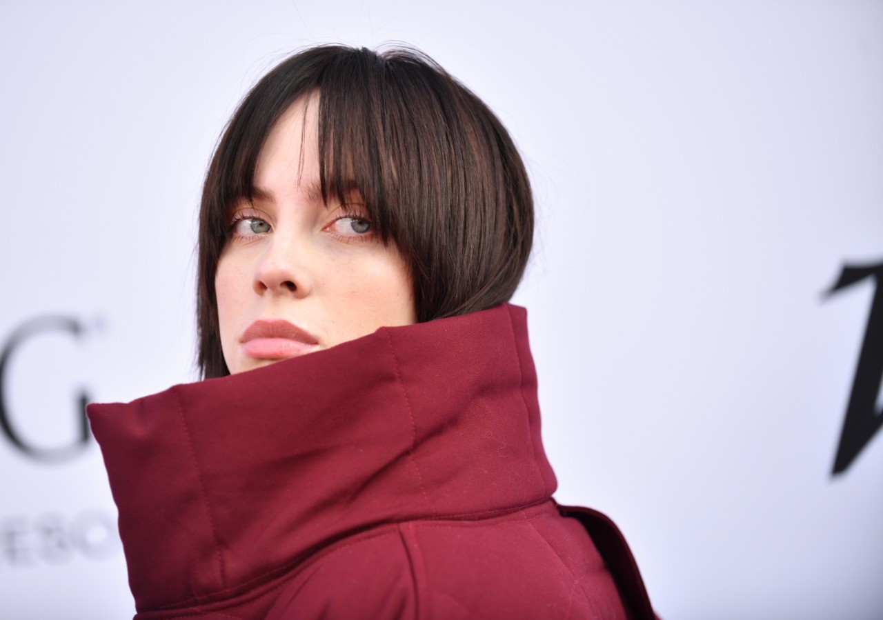 Billie Eilish abandonou o loiro e aderiu fios escuros  (Foto: Getty Images)