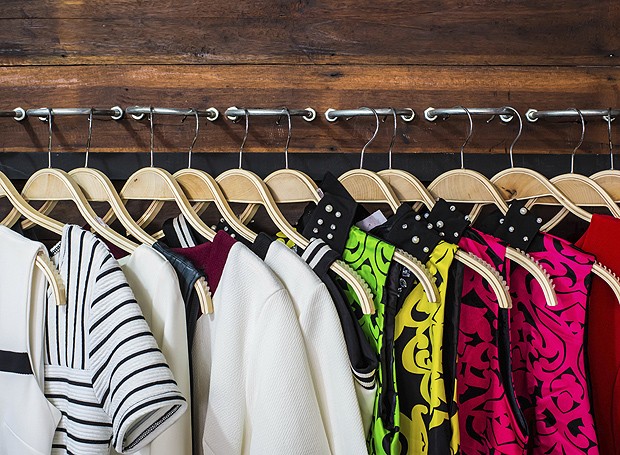 Os cabides padronizados vão dar outra cara para o seu closet! Tente e depois conte-nos o resultado (Foto: Thinkstock)