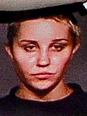 Foto de registro policial em que ela aparece com os cabelos raspados (Foto: AKM / GSI)