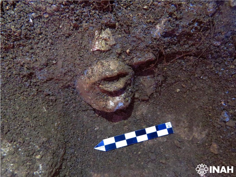 Formado por três paredes, e sob uma camada de terra solta, surgiu o nariz e a boca entreaberta da divindade (Foto: Proyecto Arqueológico Palenque. INAH)