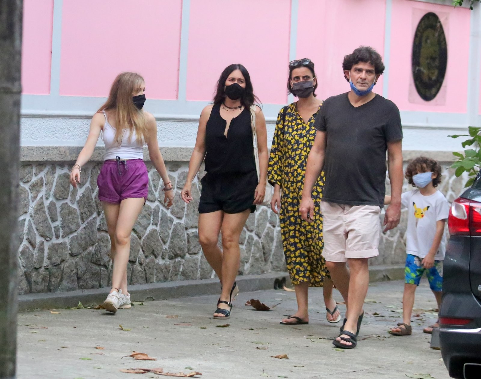 Alessandra Negrini e Betina com amigos (Foto: Cris Silva/AgNews)