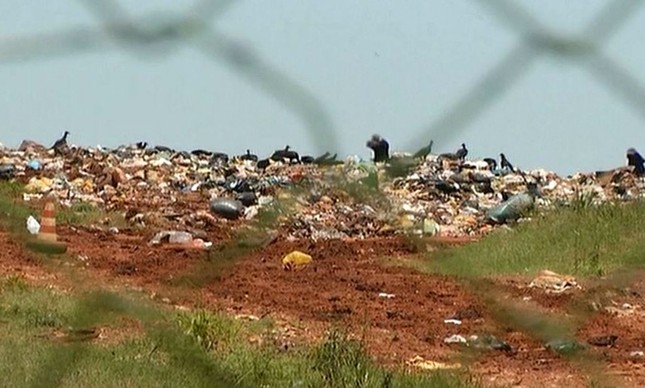 Lixão perto de pista de pouso em Ourinhos (SP)