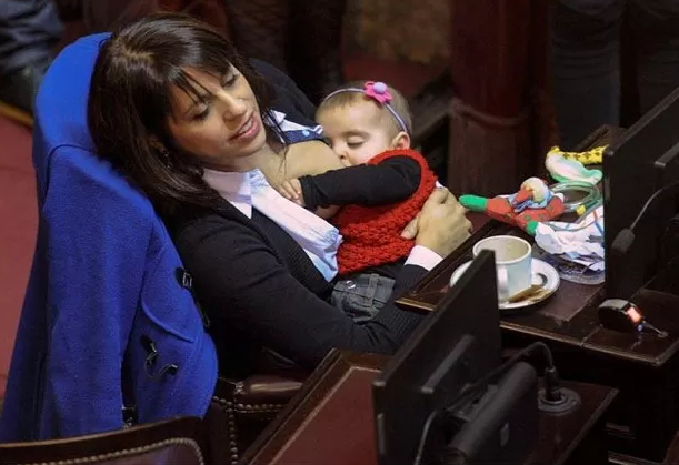 A deputada argentina Victoria Donda Pérez aleitando sua filha de oito meses, Trilce, em 2015 (Foto: Reprodução / Twitter)