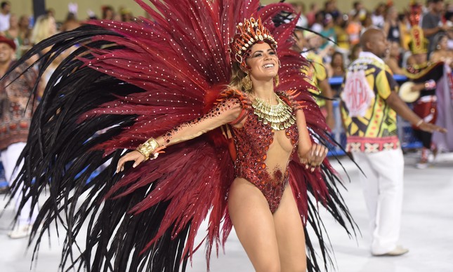 Lexa, rainha de bateria da Unidos de Bangu em 2018