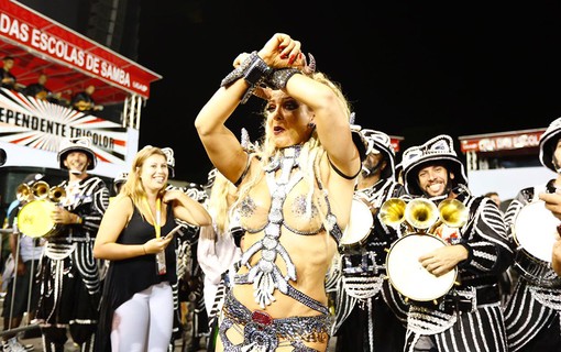 Sheila Mello é madrinha de bateria da Independente Tricolor