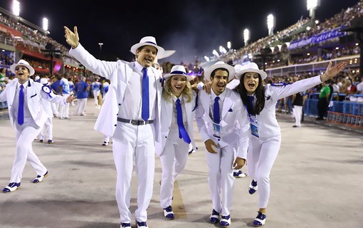 Edson Celulari e filhos, Sophia e Enzo, desfilam pela Beija-Flor