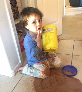 Em um minuto de desatenção da mãe, Renata Torquato, 28 anos, Thomas, 2 anos, aproveitou para se deliciar com chocolate em pó. "Encontrei ele escalando a dispensa procurando por chocolate!"