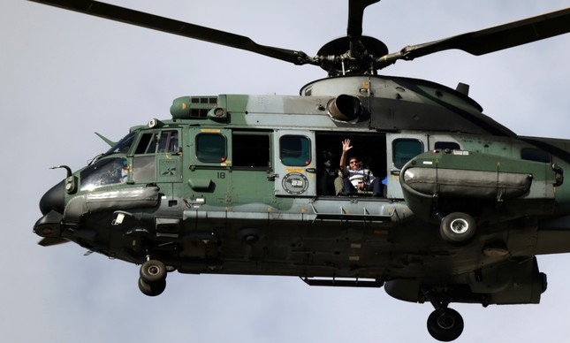 Presidente Bolsonaro sobrevoa protesto de ruralistas em helicóptero do Exército em Brasília, no dia 15 de maio