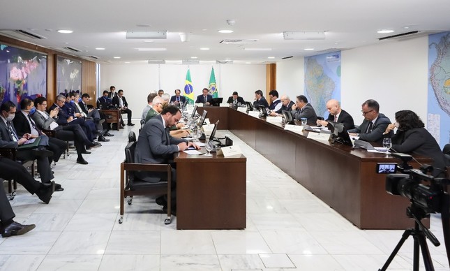 O vereador Carlos Bolsonaro durante teleconferência entre o presidente Jair Bolsonaro e governadores da região Norte