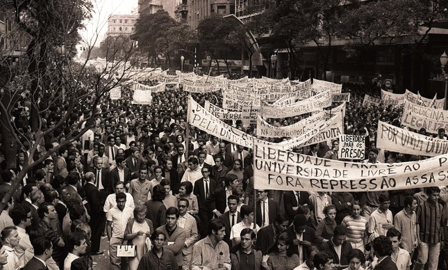 Passeata dos Cem Mil reuniu estudantes, artistas e trabalhadores contra a ditadura no Centro do Rio, em 26 de junho de 1968