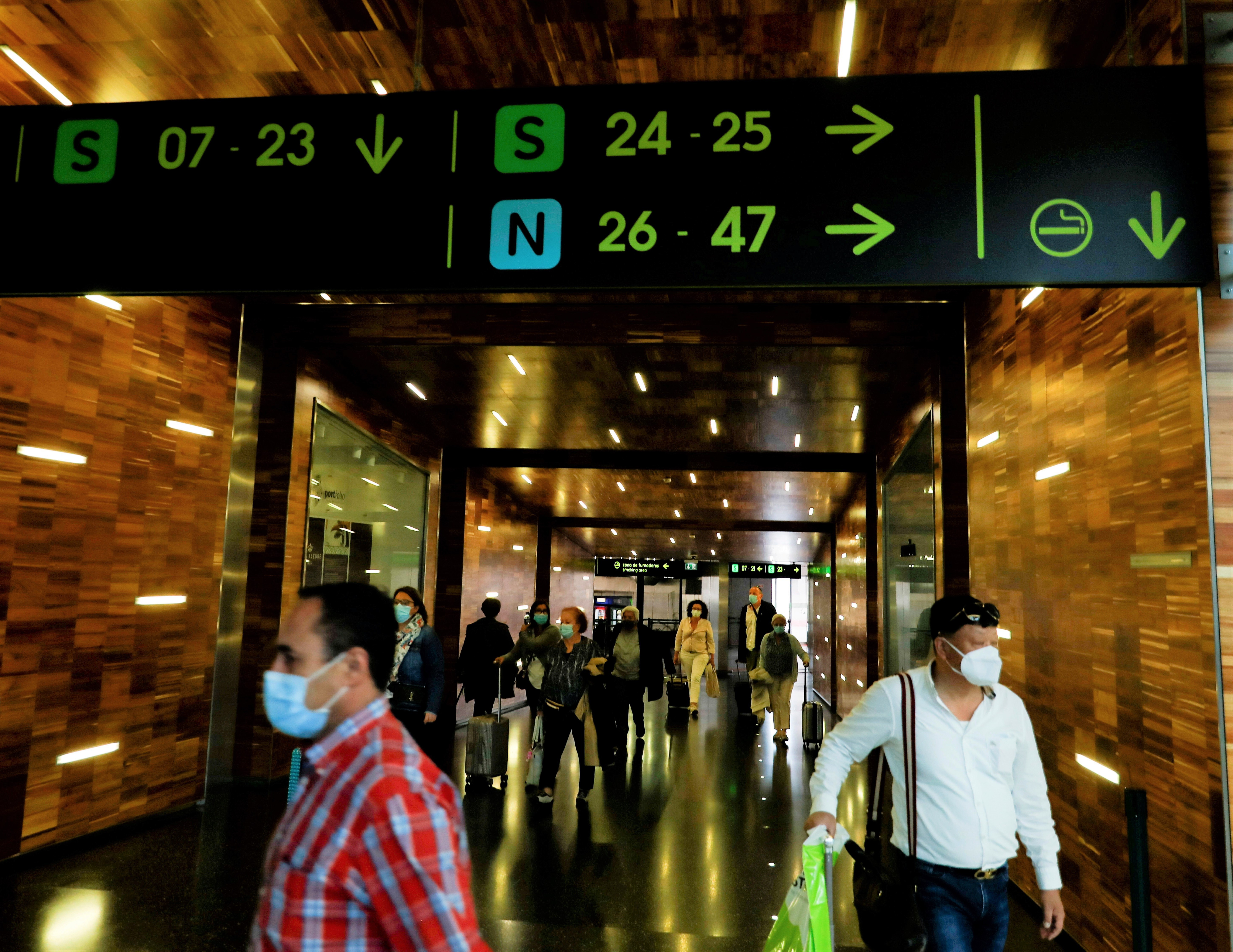 Passageiros no aeroporto de Lisboa durante a pandemia de coronavírus em foto de arquivo