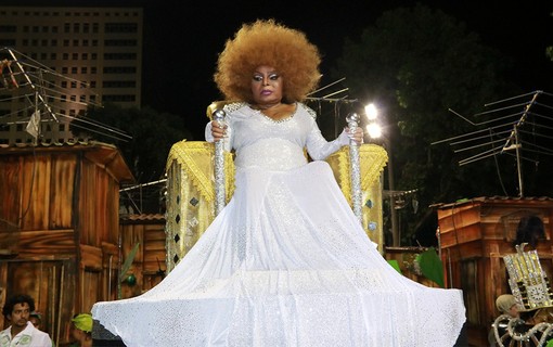 Elza Soares é homenageada no desfile da Mocidade no Rio