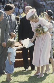 Diana usa vestido Catherine Walker e chapéu John Boyd em Newcastle, na Austrália, em 1983