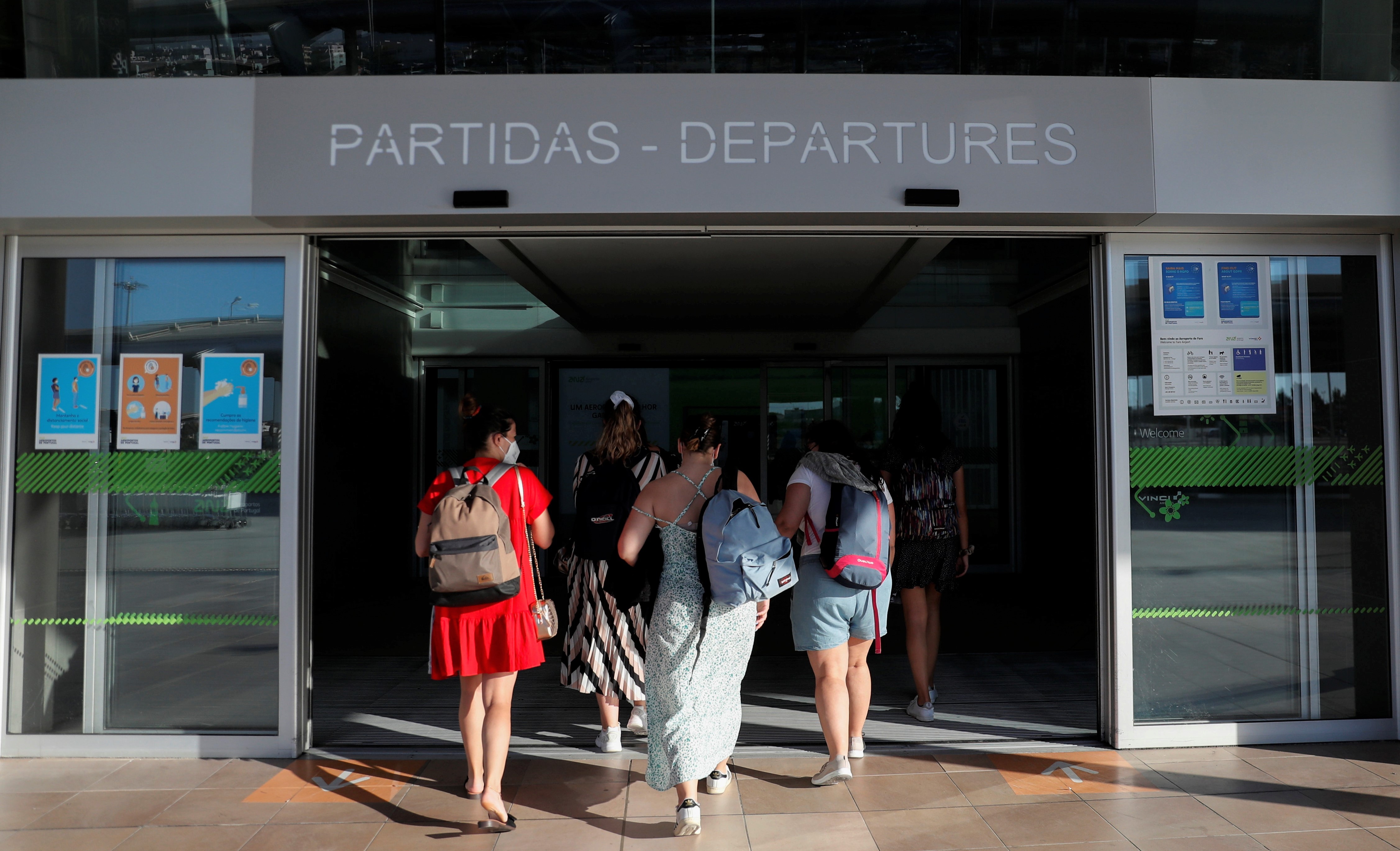 Passageiros no setor de embarque no aeroporto de Faro, em Portugal