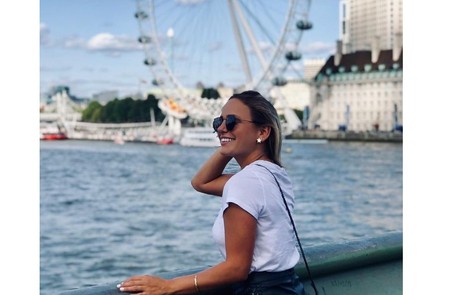 A comissária de bordo na London Eye, em Londres, Inglaterra Reprodução