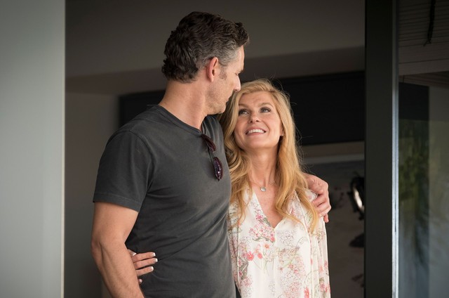 Connie Britton e Eric Bana em cena de 'Dirty John' (Foto: Divulgação)