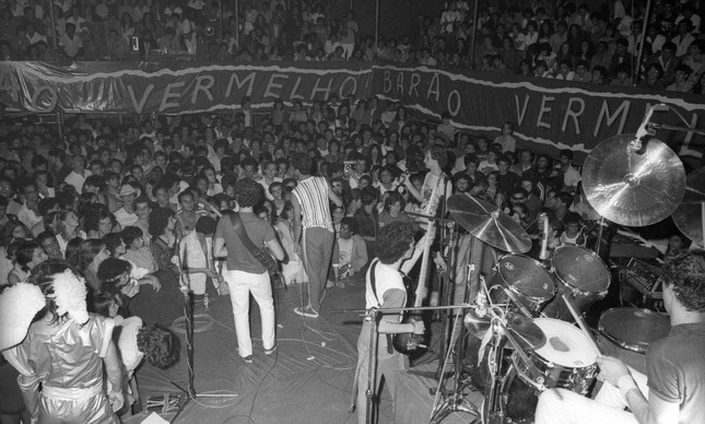 Circo Voador. Show do Barão Vermelho, com Cazuza à frente do palco, na Lapa