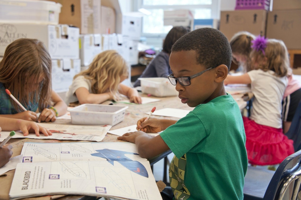 Pais australianos querem que crianças, desde pequenas, aprendam sobre gênero e diversidade na escola (Foto: CDC/ Pexels)