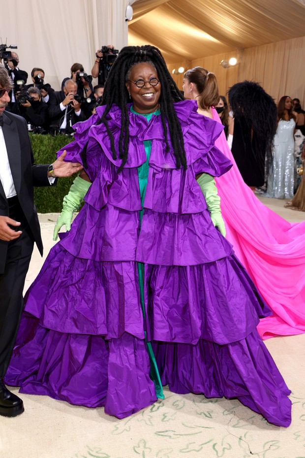 NEW YORK, NEW YORK - SEPTEMBER 13: Whoopi Goldberg attends The 2021 Met Gala Celebrating In America: A Lexicon Of Fashion at Metropolitan Museum of Art on September 13, 2021 in New York City. (Photo by John Shearer/WireImage) (Foto: WireImage)