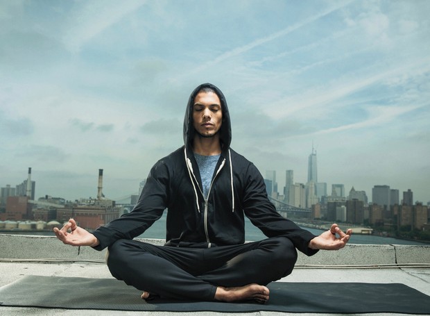 Meditar é uma prática responsável por promover autoconhecimento e bem-estar (Foto: Men's Journal/ Reprodução)