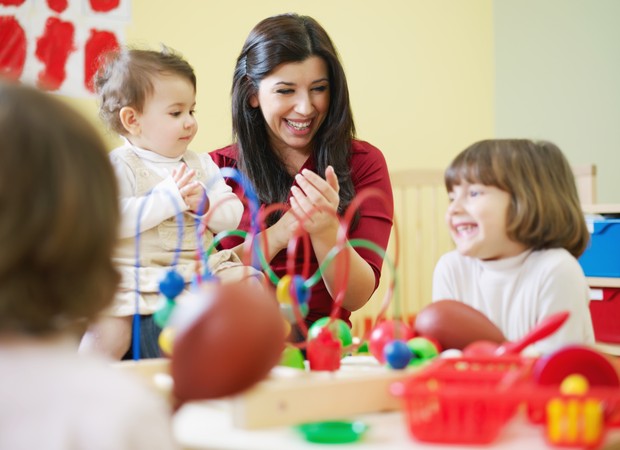 meninas; professora; escolinha; escola; berçário (Foto: Thinkstock)