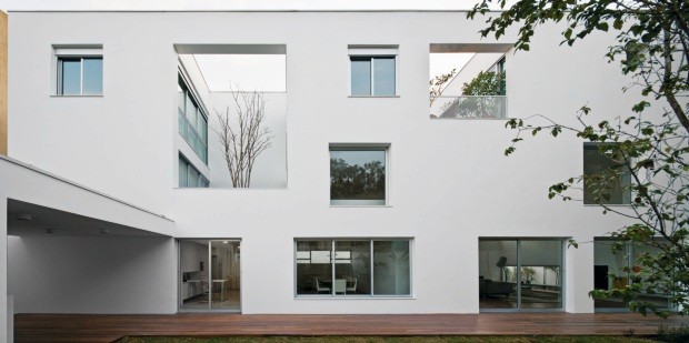 Recortes. Na Casa dos Pátios, do AR Arquitetos, as janelas direcionadas não são aleatórias: “É a luz que vemos em muitos projetos japoneses, indireta e suave”, conta Marina Acayaba (Foto: Maíra Acayaba / Divulgação)