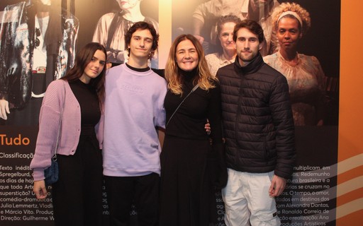 Adriana Esteves posa com filhos e nora em estreia de espetáculo do marido, Vladimir Brichta