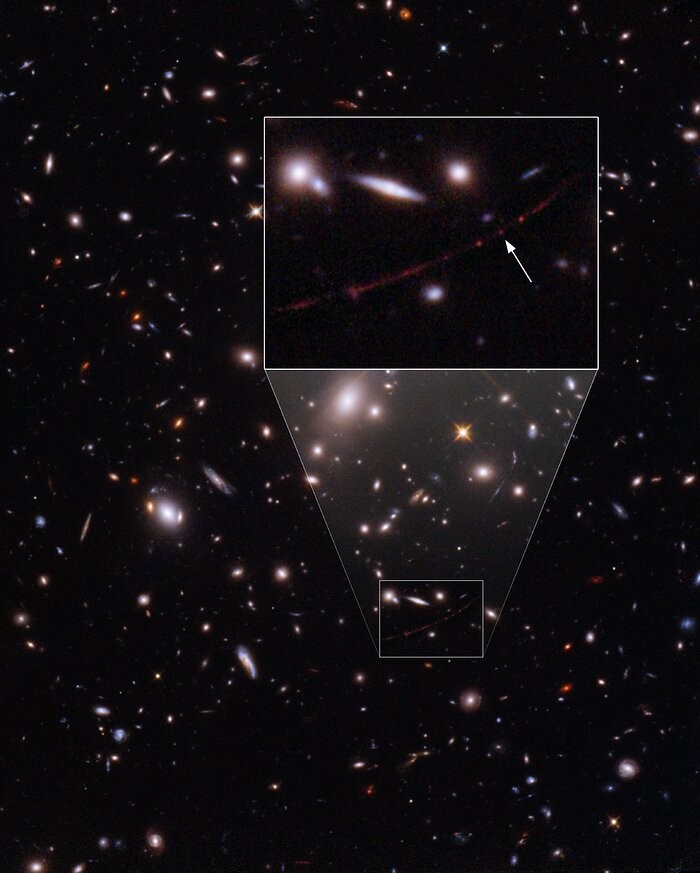A estrela Earendel (indicada com uma seta) está posicionada ao longo de uma ondulação no espaço-tempo que lhe confere uma ampliação extrema (Foto: NASA, ESA, B. Welch (JHU), D. Coe (STScI), A. Pagan (STScI)  )
