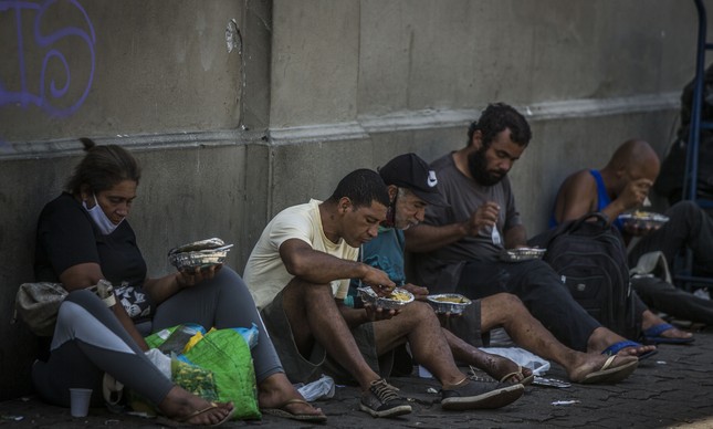 Brasileiros sofrem com a fome no Centro do Rio