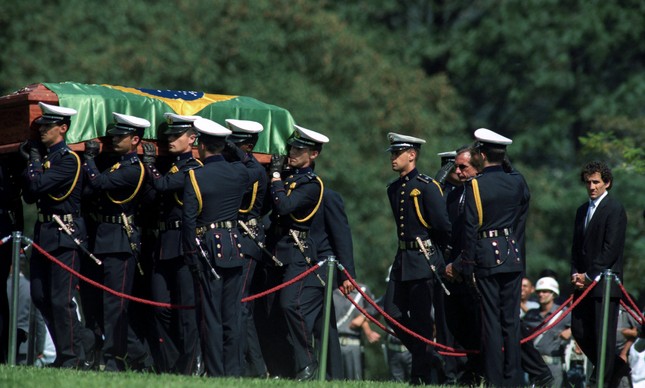 Militares carregam caixão de Senna durante enterro do piloto