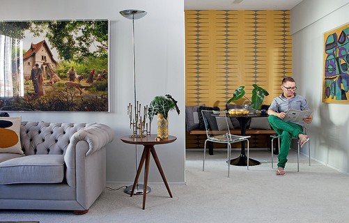 Os tons de cinza são a base da decoração do apartamento do arquiteto Robert Robl. O toque de cor fica por conta do papel de parede amarelo mostarda na sala de jantar. “Adorei o grafismo e escolhi tecidos e objetos nesse tom”, conta