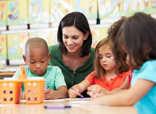 escola educação infantil professora alunos ensino  (Foto: Thinkstock)