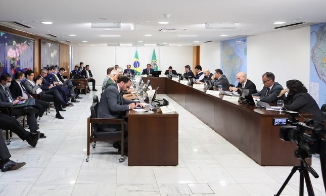 O vereador Carlos Bolsonaro durante teleconferência entre o presidente Jair Bolsonaro e governadores da região Norte 