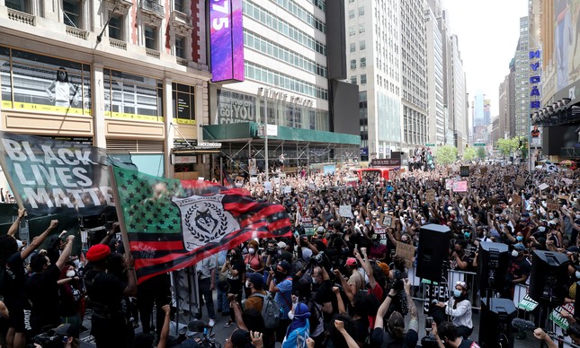 Manifestantes levantam os punhos durante protesto contra o racismo em Nova York