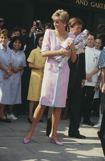 Diana usa vestido Catherine Walker em 1991, em Richmond, em Surrey     