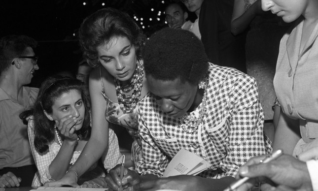 Carolina de Jesus autografando seu livro "Quarto do despejo", em 1960