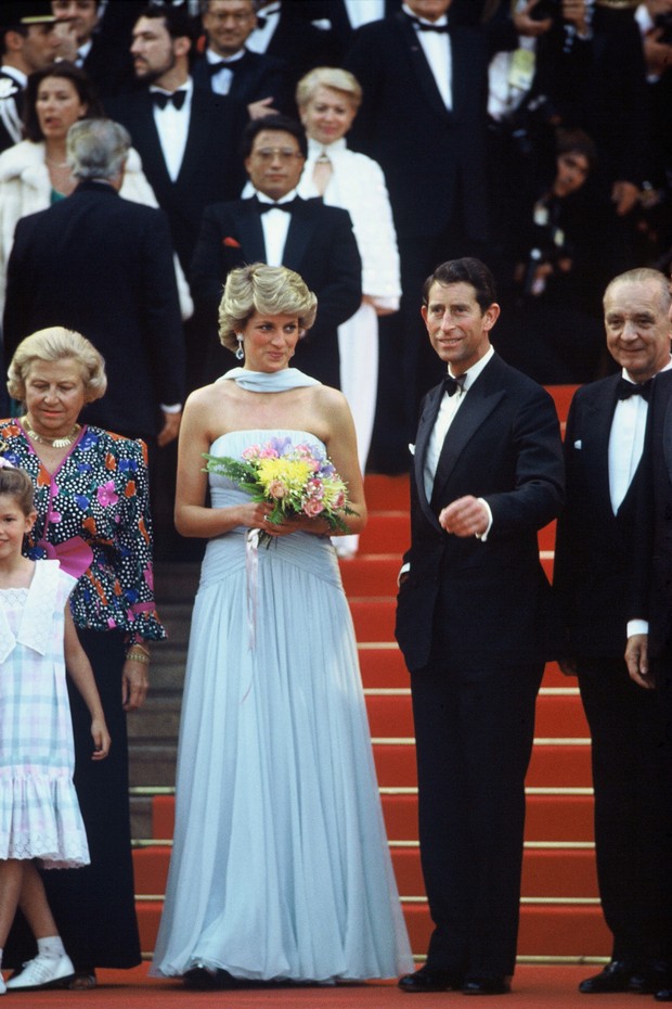 CANNES, FRANCE - MAY 15: Prince Charles, Prince of Wales and Diana, Princess of Wales, wearing a pale blue silk chiffon strapless dress with a matching chiffon stole designed by Catherine Walker, attend a Gala night in honour of actor Sir Alec Guinness at (Foto: WireImage)