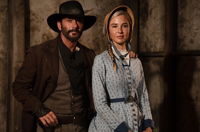 James Dutton (Tim McGraw) e Elsa (Isabel May) em '1883' (Foto: Emerson Miller/Paramount+ /CBS)