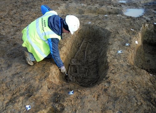 Arqueólogos encontram primeiras evidências de crucificação romana na Inglaterra (Foto: Reprodução/Albion Archaeology)