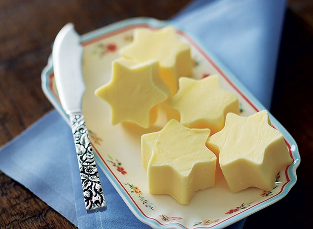 Jeitinho fácil e delicado de começar o dia com beleza à mesa: sirva a manteiga em formato de estrelinhas. O segredo é usar o laticínio na temperatura certa, nem congelado nem derretendo. Corte com um cortador de biscoitos assim que tirar da geladeira (Foto: Rogério Voltan/Casa e Jardim)