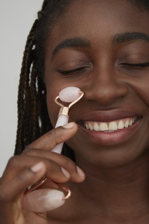 Drenagem facial com roller facial (Foto: reprodução Getty Images)