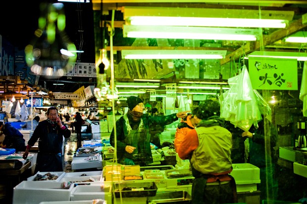 TOKYO, JAPAN - FEBRUARY 28: A man gestures for assistance as he and others work at the Tsukiji fish market on February 28, 2012 in Tokyo, Japan. Handling nearly 3000 tons of fish a day, the Tsukiji fish market located in central Tokyo is the biggest whole (Foto: Getty Images)