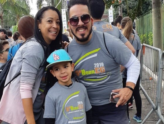 Enzo com o pai e a mãe (Foto: Reprodução Instagram)